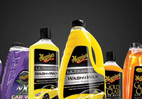 Flera bilschampo burkar.