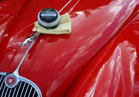 Röd bil med vax på huven