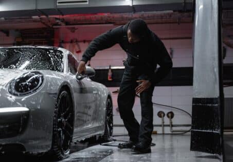 En person som tvättar bilen själv.